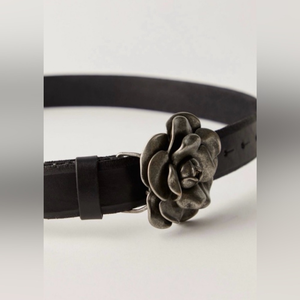 Free People Aurora Black & Silver Flower Buckle Leather Belt NWT - Picture 2 of 4